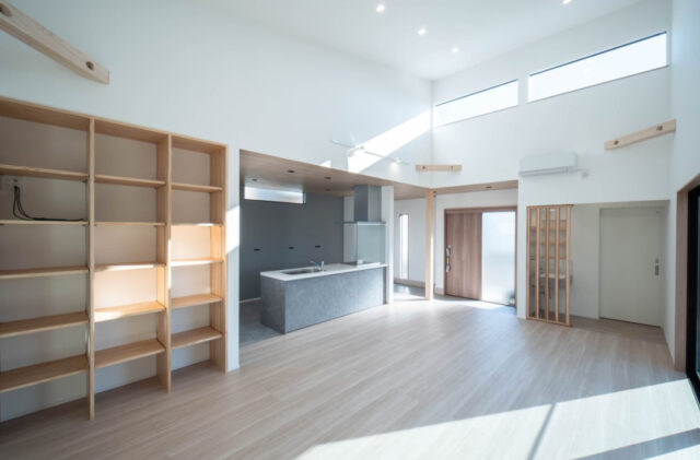 シームレスな空間構成の陽光溢れるナチュラルモダンな住まい - 感動 - 玄関・LDK