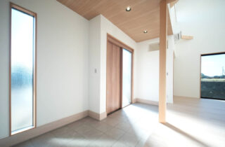 シームレスな空間構成の陽光溢れるナチュラルモダンな住まい - 感動 - 玄関