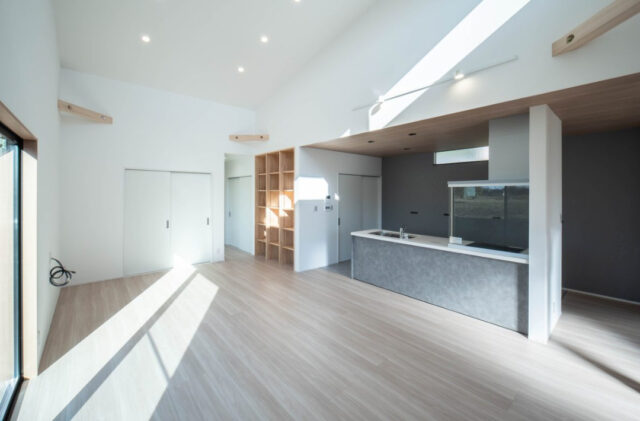 シームレスな空間構成の陽光溢れるナチュラルモダンな住まい - 感動 - LDKが