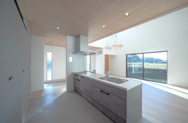 シームレスな空間構成の陽光溢れるナチュラルモダンな住まい - 感動 - キッチン