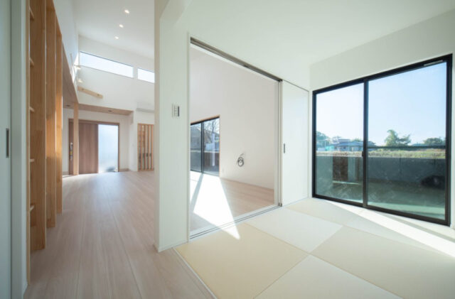 シームレスな空間構成の陽光溢れるナチュラルモダンな住まい - 感動 - 和室