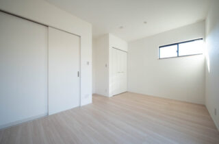 シームレスな空間構成の陽光溢れるナチュラルモダンな住まい - 感動 - 洋室