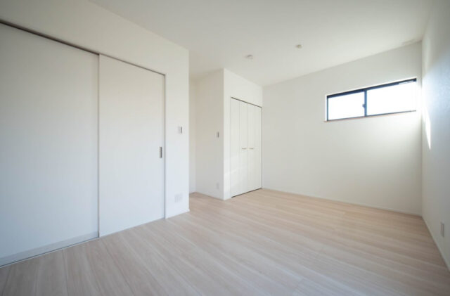 シームレスな空間構成の陽光溢れるナチュラルモダンな住まい - 感動 - 洋室