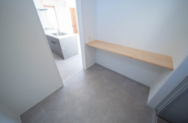 シームレスな空間構成の陽光溢れるナチュラルモダンな住まい - 感動 - 脱衣室