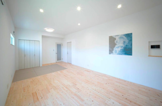 白基調の爽やかな空間に明るい木目の質感が溶け込む効率的な水回り動線の住まい - 感動 - リビング