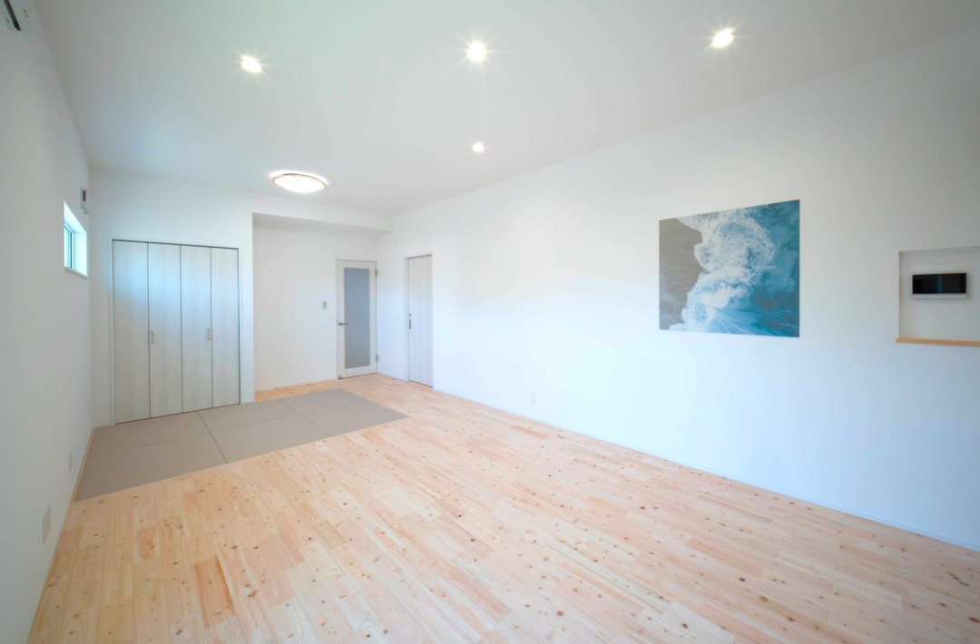 白基調の爽やかな空間に明るい木目の質感が溶け込む効率的な水回り動線の住まい - 感動 - リビング