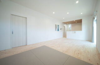 白基調の爽やかな空間に明るい木目の質感が溶け込む効率的な水回り動線の住まい - 感動 - LDK