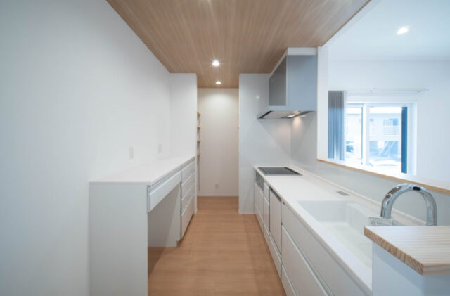 白基調の爽やかな空間に明るい木目の質感が溶け込む効率的な水回り動線の住まい - 感動 - キッチン