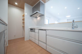 白基調の爽やかな空間に明るい木目の質感が溶け込む効率的な水回り動線の住まい - 感動 - キッチン