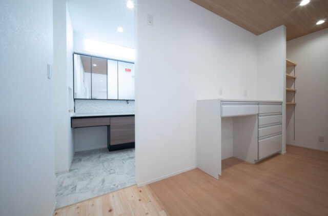 白基調の爽やかな空間に明るい木目の質感が溶け込む効率的な水回り動線の住まい - 感動 - キッチン・洗面スペース