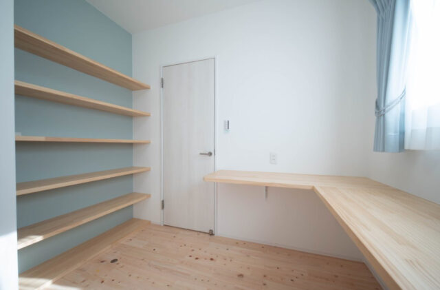 白基調の爽やかな空間に明るい木目の質感が溶け込む効率的な水回り動線の住まい - 感動 - ワークスペース