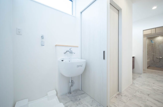 白基調の爽やかな空間に明るい木目の質感が溶け込む効率的な水回り動線の住まい - 感動 - ランドリールーム