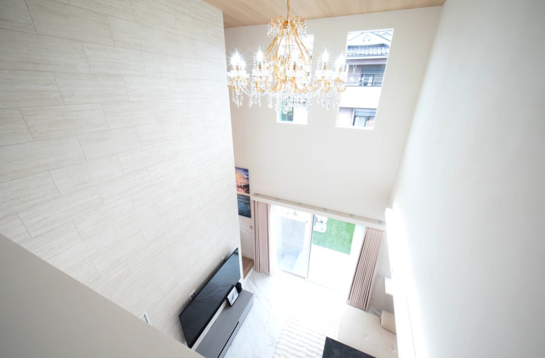 シャンデリア×吹き抜けが魅せる上品で華やかなナチュラルエレガンスな家 - 感動 - 吹き抜け・リビング