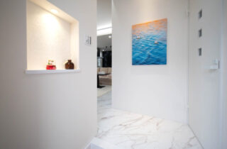 シャンデリア×吹き抜けが魅せる上品で華やかなナチュラルエレガンスな家 - 感動 - 玄関