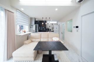 シャンデリア×吹き抜けが魅せる上品で華やかなナチュラルエレガンスな家 - 感動 - LDK