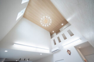 シャンデリア×吹き抜けが魅せる上品で華やかなナチュラルエレガンスな家 - 感動 - 吹き抜け