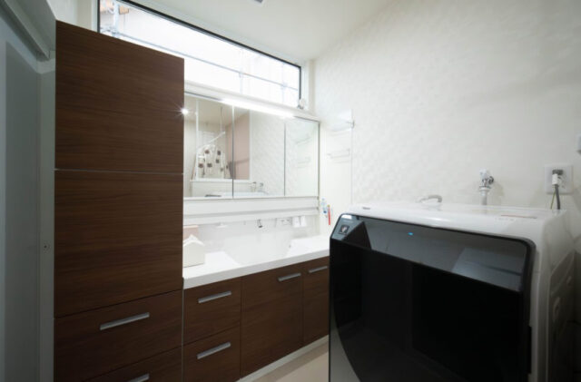 シャンデリア×吹き抜けが魅せる上品で華やかなナチュラルエレガンスな家 - 感動 - 洗面スペース