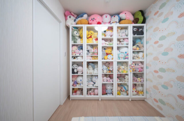 シャンデリア×吹き抜けが魅せる上品で華やかなナチュラルエレガンスな家 - 感動 - 洋室