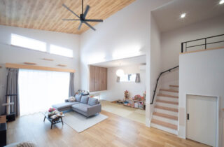 木のぬくもりに包まれる勾配天井とスキップフロアが織りなす機能美あふれる住まい - 感動 - リビング・和室