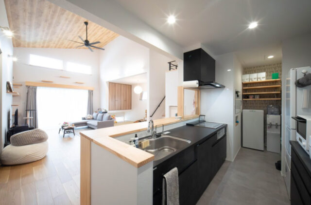 木のぬくもりに包まれる勾配天井とスキップフロアが織りなす機能美あふれる住まい - 感動 - キッチン