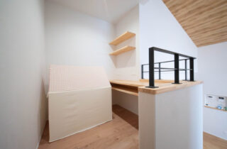 木のぬくもりに包まれる勾配天井とスキップフロアが織りなす機能美あふれる住まい - 感動 - スキップフロア