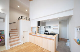 木のぬくもりに包まれる勾配天井とスキップフロアが織りなす機能美あふれる住まい - 感動 - キッチン・スキップフロア