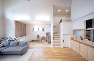 木のぬくもりに包まれる勾配天井とスキップフロアが織りなす機能美あふれる住まい - 感動 - LDK・スキップフロア