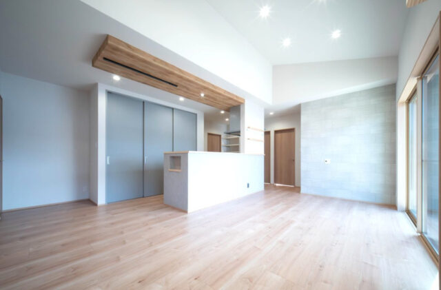 勾配天井とウッドデッキが繋がる開放的な空間に充実の収納と家事動線を備えた平屋 - 感動 - LDK