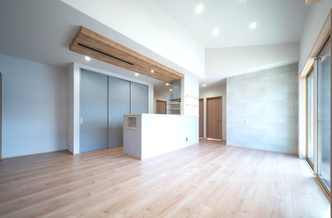 勾配天井とウッドデッキが繋がる開放的な空間に充実の収納と家事動線を備えた平屋 - 感動 - LDK