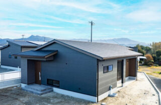 勾配天井とウッドデッキが繋がる開放的な空間に充実の収納と家事動線を備えた平屋 - 感動 - 外観