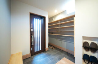 勾配天井とウッドデッキが繋がる開放的な空間に充実の収納と家事動線を備えた平屋 - 感動 - 玄関