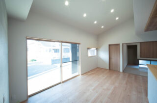 勾配天井とウッドデッキが繋がる開放的な空間に充実の収納と家事動線を備えた平屋 - 感動 - リビング