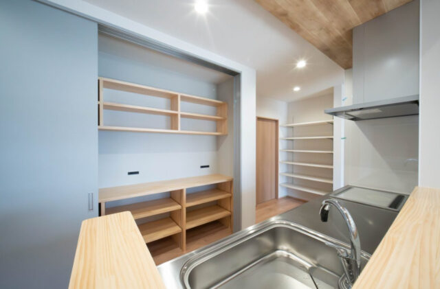 勾配天井とウッドデッキが繋がる開放的な空間に充実の収納と家事動線を備えた平屋 - 感動 - キッチン・パントリー
