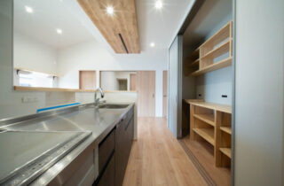 勾配天井とウッドデッキが繋がる開放的な空間に充実の収納と家事動線を備えた平屋 - 感動 - キッチン・収納