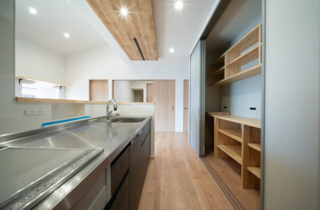 勾配天井とウッドデッキが繋がる開放的な空間に充実の収納と家事動線を備えた平屋 - 感動 - キッチン・収納