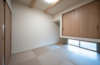 勾配天井とウッドデッキが繋がる開放的な空間に充実の収納と家事動線を備えた平屋 - 感動 - 和室