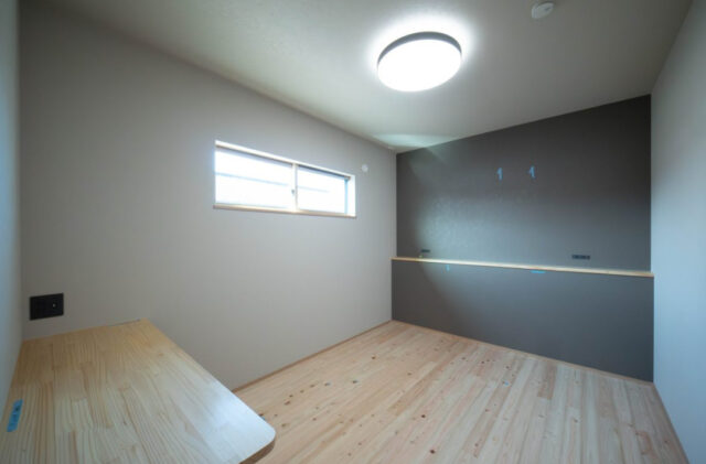 勾配天井とウッドデッキが繋がる開放的な空間に充実の収納と家事動線を備えた平屋 - 感動 - 洋室