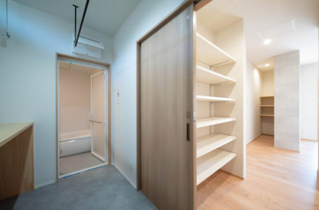 勾配天井とウッドデッキが繋がる開放的な空間に充実の収納と家事動線を備えた平屋 - 感動 - 脱衣・収納