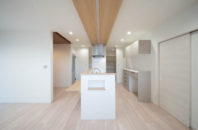 明るいLDKと効率的な水回り動線が整った暮らしを叶える住まい - 感動 - キッチン・和室