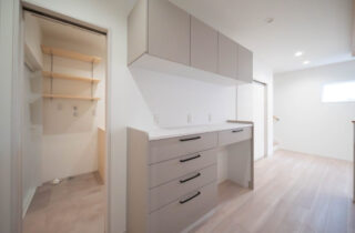 明るいLDKと効率的な水回り動線が整った暮らしを叶える住まい - 感動 - キッチン収納