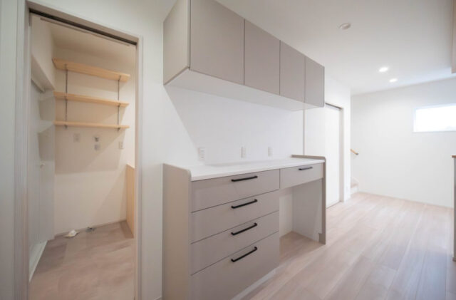 明るいLDKと効率的な水回り動線が整った暮らしを叶える住まい - 感動 - キッチン収納