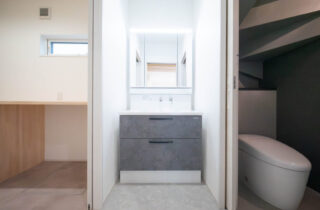 明るいLDKと効率的な水回り動線が整った暮らしを叶える住まい - 感動 - 洗面スペース