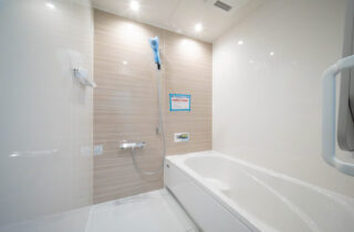 明るいLDKと効率的な水回り動線が整った暮らしを叶える住まい - 感動 - 浴室