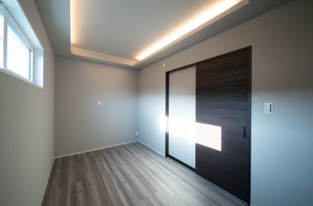 明るいLDKと効率的な水回り動線が整った暮らしを叶える住まい - 感動 - 洋室