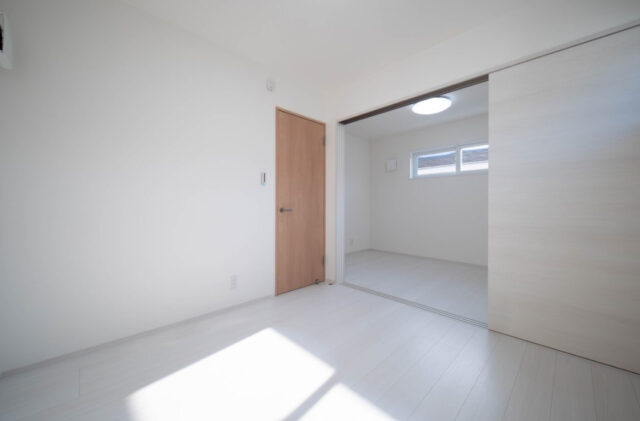 明るいLDKと効率的な水回り動線が整った暮らしを叶える住まい - 感動 - 洋室