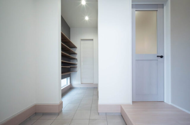 明るいLDKと効率的な水回り動線が整った暮らしを叶える住まい - 感動 - 玄関