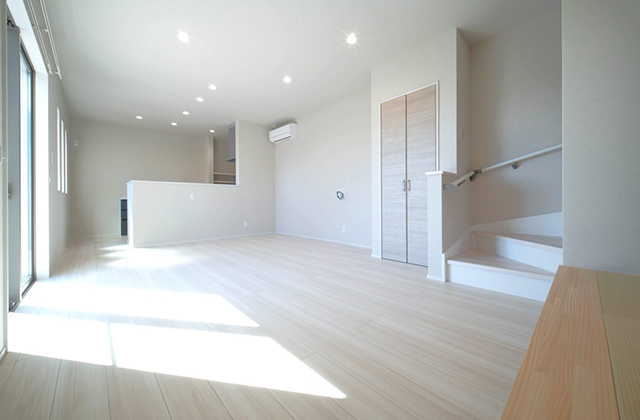 光あふれる開放的LDKと家事動線を極めたナチュラルモダンの2階建て - 感動