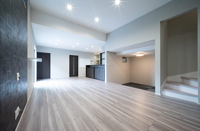 小下がり和室の段差が空間にメリハリを与える上質でモダンな2階建て - 感動