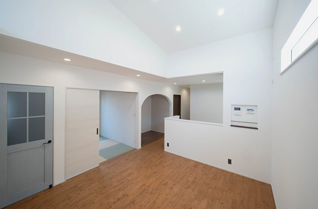 アーチ開口のヌックと遊び心あふれるスキップフロアの北欧モダン平屋 - 感動