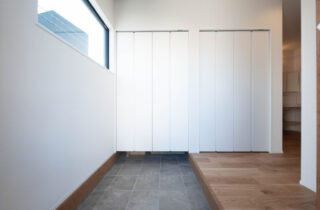 木の温もりを感じる収納豊富なナチュラル平屋 - 感動 - 玄関・収納